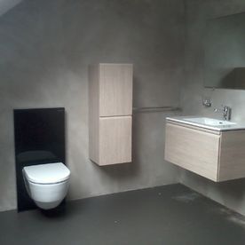 Salle de bains moderne avec parois et sol en béton ciré - Oggier chauffage sanitaire