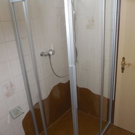 Suppression d'un bac de douche et aménagement d'une douche italienne dans une salle de bains existante - Oggier chauffage sanitaire