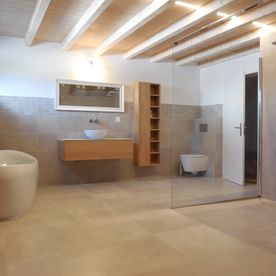 Salle de bains moderne et spacieuse - Oggier chauffage sanitaire